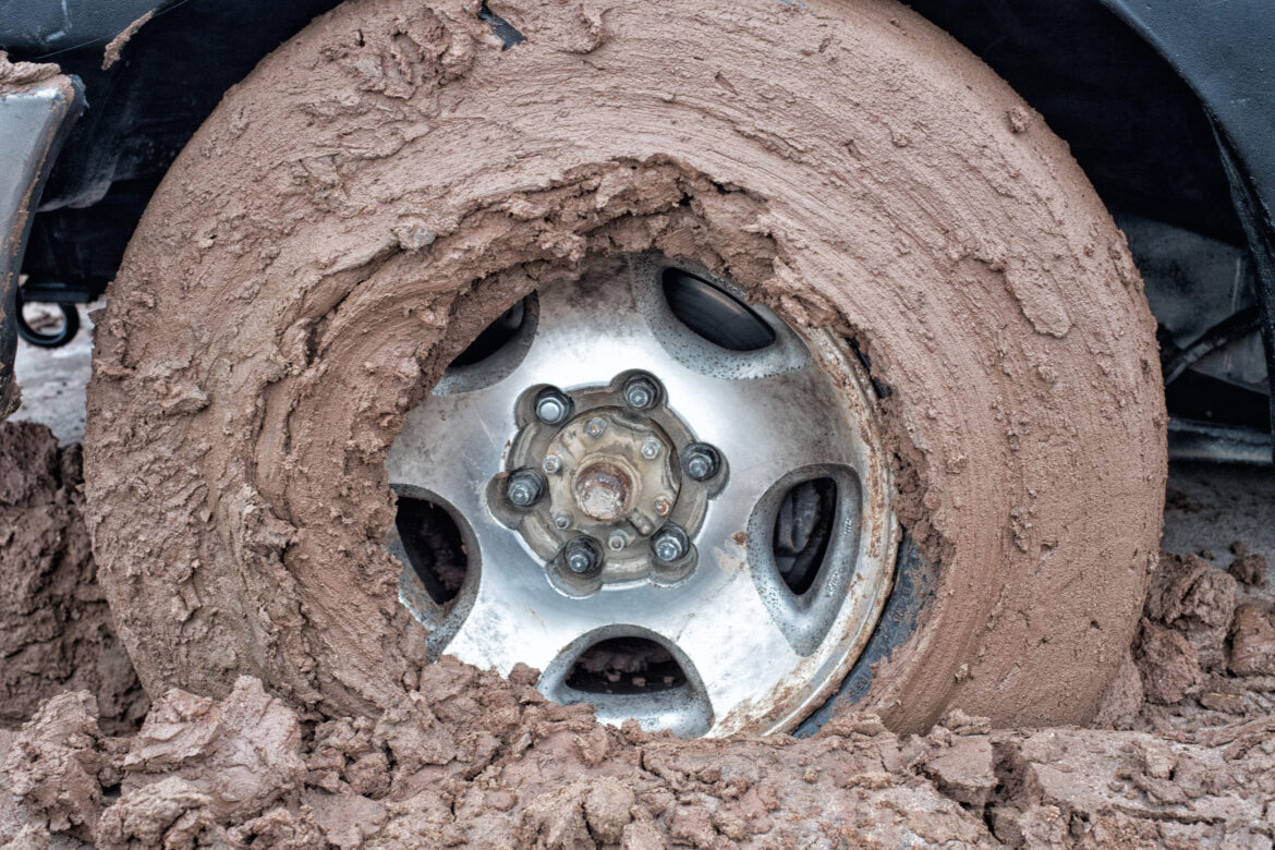 Auto v lesnom teréne s nasadenými snehovými reťazami počas poľovačky